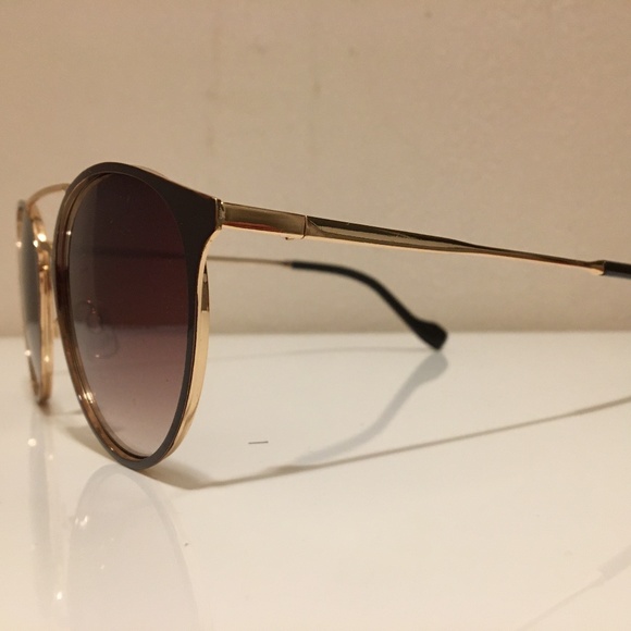 Jessica Simpson Sunglasses - Picture 2 of 3